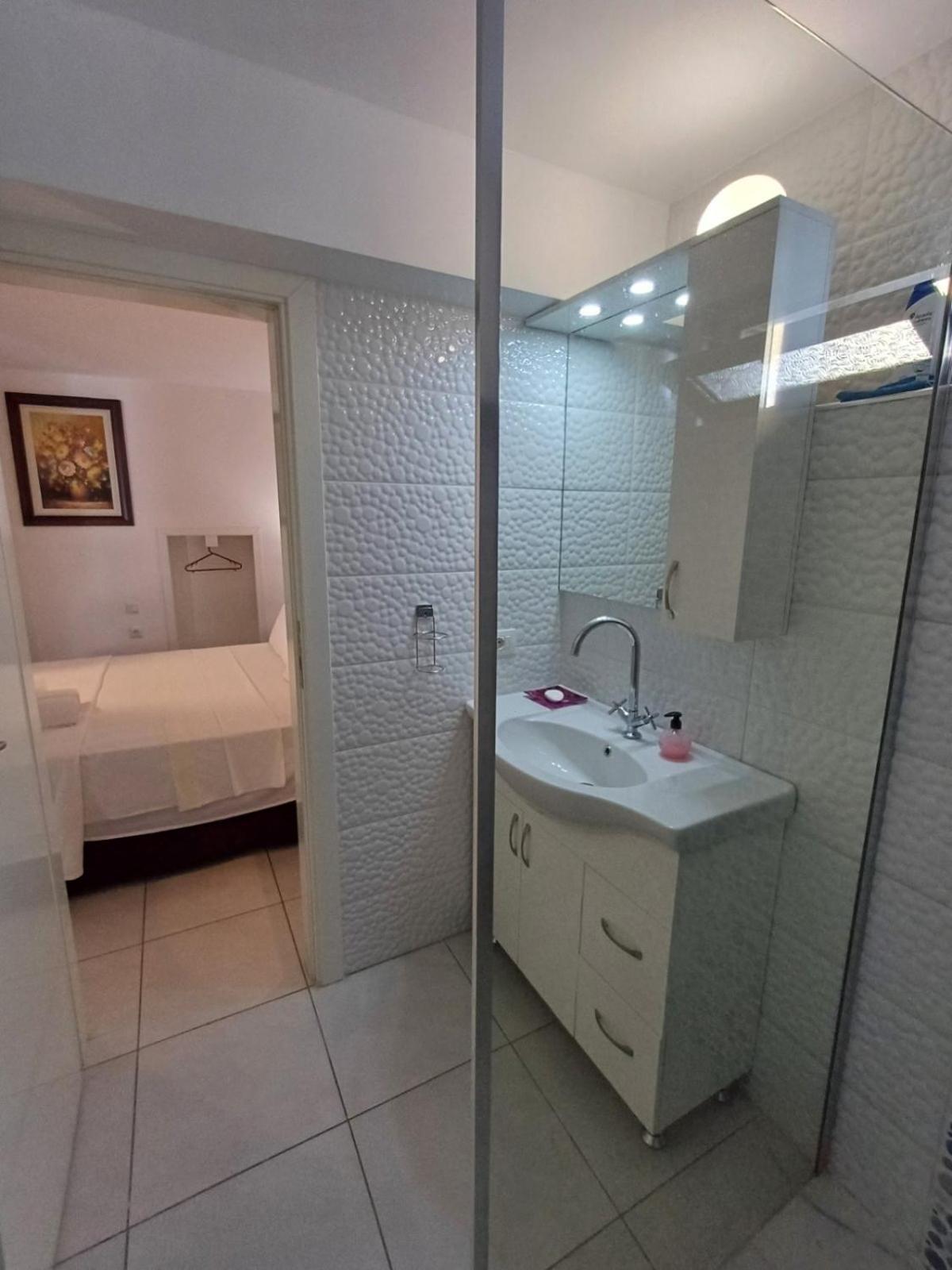 The White House Appartement Divjake Buitenkant foto